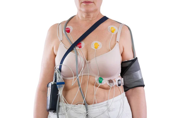 Mulher com holter monitor para monitoramento diário de eletrocardiograma e pressão arterial — Fotografia de Stock