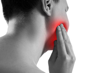 Beyaz arka plan, diş hekimliği ve periodontal hastalık kavramı üzerine izole edilmiş diş ağrısı çeken adam