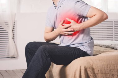 Kalp krizi, evde göğüs ağrısı olan adam