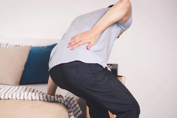 Rückenschmerzen, Nierenentzündung, Mann leidet zu Hause an Rückenschmerzen — Stockfoto