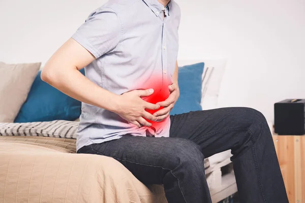 Bauchschmerzen, Mann mit Bauchschmerzen leidet zu Hause — Stockfoto