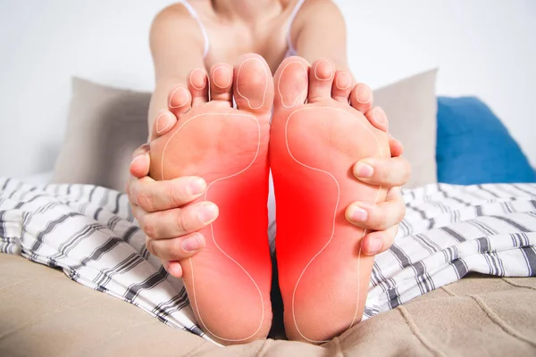 Kobiety nogi boli, ból stóp, masaż kobiet stóp — Zdjęcie stockowe