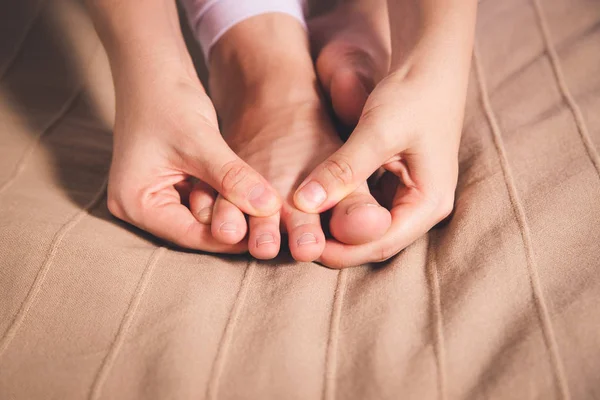 La gamba della donna fa male, dolore ai piedi, massaggio dei piedi femminili — Foto Stock