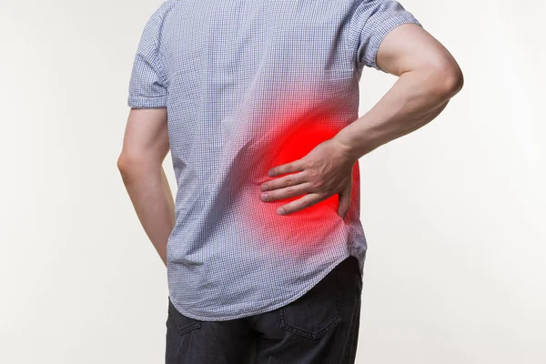 Dor nas costas, inflamação dos rins, homem que sofre de dor nas costas — Fotografia de Stock