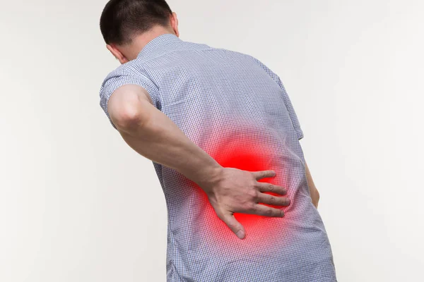 Sırt ağrısı, böbrek iltihabı, arka ağrıdan muzdarip adam — Stok fotoğraf