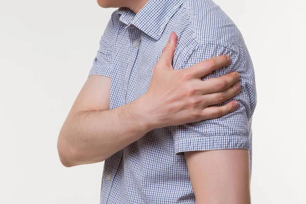 Omuz ağrısı, bir erkeğin kolunda ağrı — Stok fotoğraf