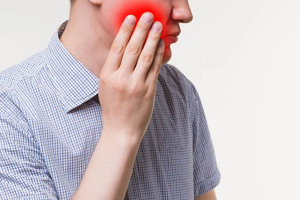 Člověk trpící zubím na bílém pozadí — Stock fotografie