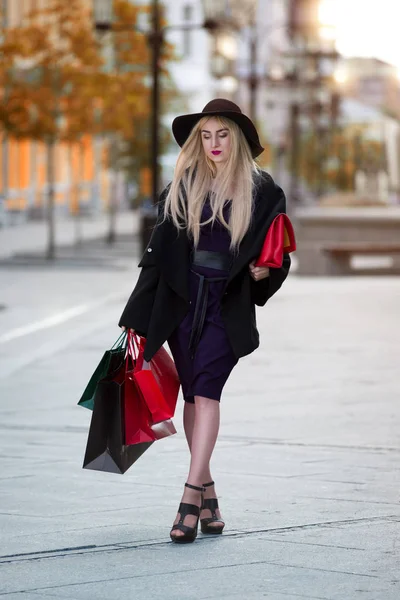 Κομψή γυναίκα με σακούλες για ψώνια που περπατούν στο δρόμο — Φωτογραφία Αρχείου