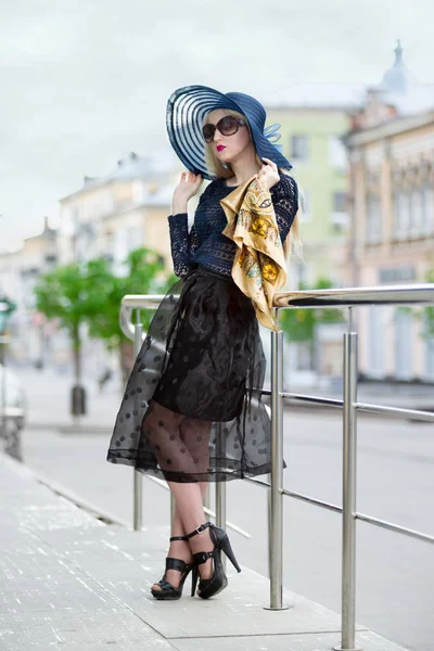 Porträt einer schönen jungen blonden Frau mit Hut und Sonnenbrille im Freien — Stockfoto