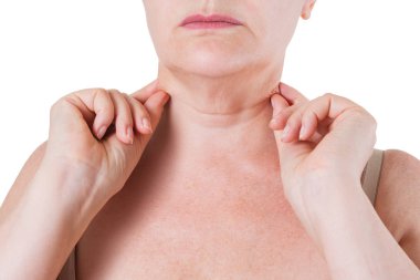 Beyaz arka plan üzerinde izole yaşlı bir kadının boynunda sarkık deri