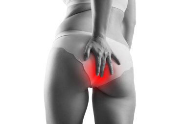 Hemoroid, anal ağrı beyaz arka plan üzerinde izole acı kadın