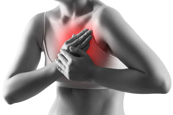 Attacco di cuore, donna con dolore toracico isolato su sfondo bianco, concetto di malattia cardiovascolare — Foto Stock