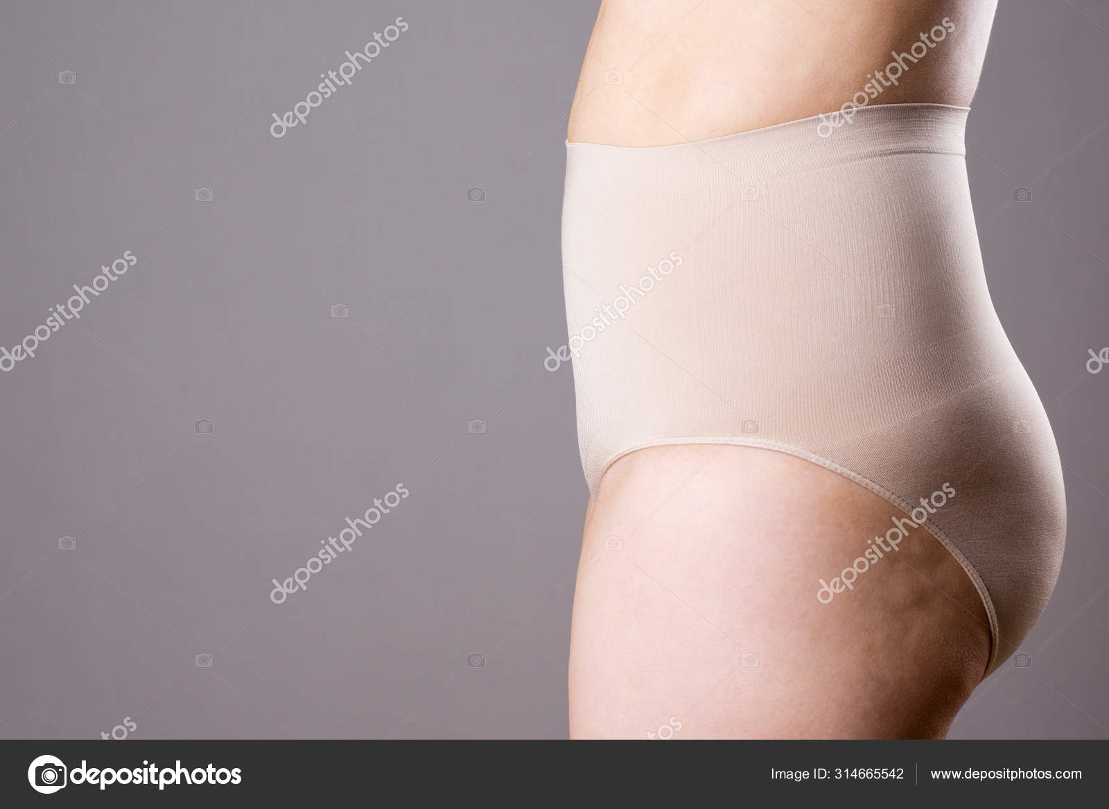Mulher em calcinha corretiva, corpo feminino com excesso de peso em  shapewear no fundo cinza fotos, imagens de © starast #314665542
