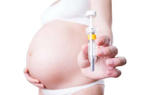 Terhes nő antikoagulánsokat fecskendez a gyomrába. — Stock Fotó