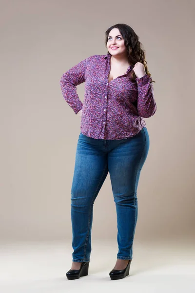 Além Modelo Moda Tamanho Roupas Casuais Mulher Gorda Fundo Bege — Fotografia de Stock