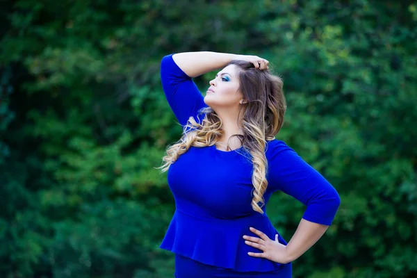 穿着蓝色衣服的性感加尺寸的时装模特 有着漂亮妆容和发型的胖女人 积极的身体观念 — 图库照片