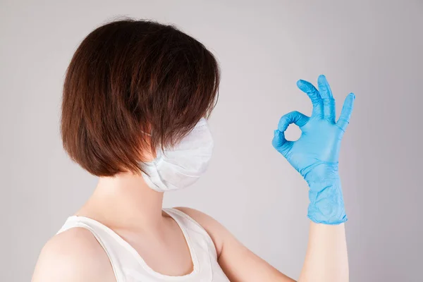 Frau Mit Mundschutz Und Nitrilhandschuhen Auf Grauem Hintergrund Ausbruch Der — Stockfoto