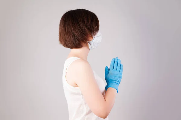 Kvinna Med Ansiktsmask Och Nitril Handskar Grå Bakgrund Utbrott Coronavirus — Stockfoto