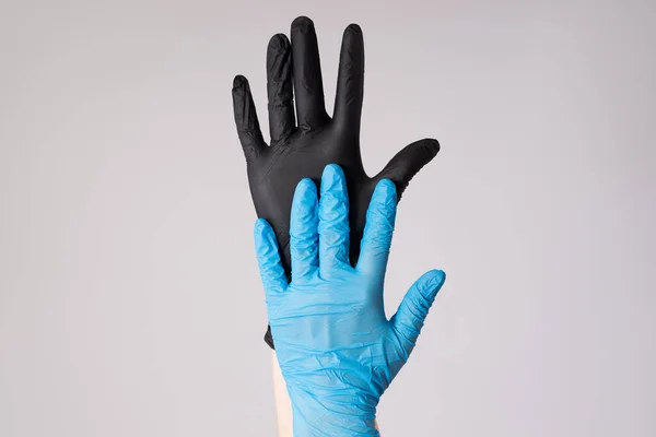 Рука Человека Латексных Перчатках Сером Фоне Вспышка Коронавирусной Болезни 2019 — стоковое фото