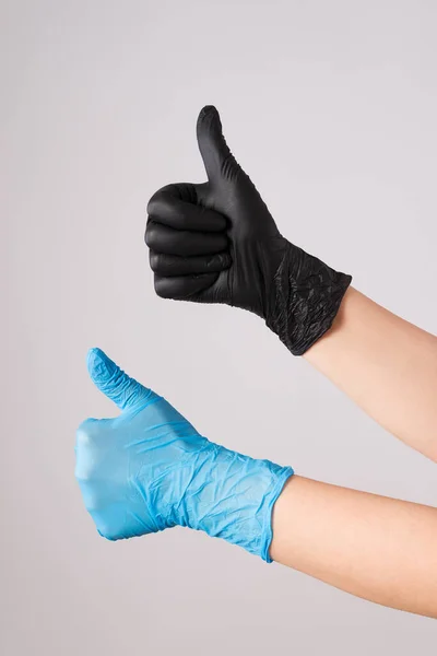 Рука Человека Латексных Перчатках Сером Фоне Вспышка Коронавирусной Болезни 2019 — стоковое фото