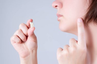 Yirmilik diş çektirme, arka planda diş ağrısı çeken bir kadın, dişçilik konsepti.