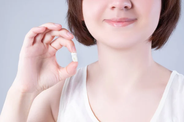 Extracción Dientes Sabiduría Mujer Feliz Con Diente Mano Sobre Fondo —  Fotos de Stock