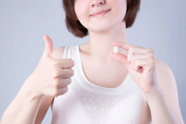 Σοφία Δόντια Εξαγωγή Ευτυχισμένη Γυναίκα Δόντια Στο Χέρι Γκρι Φόντο — Φωτογραφία Αρχείου