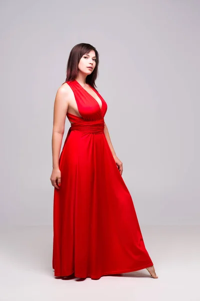 Hermosa Mujer Vestido Rojo Estudio Sobre Fondo Gris Retrato Cuerpo —  Fotos de Stock