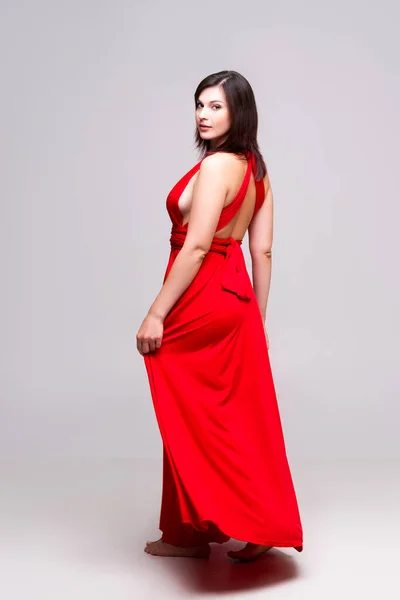 Sexy Frau Rotem Kleid Studio Auf Grauem Hintergrund Ganzkörperporträt — Stockfoto
