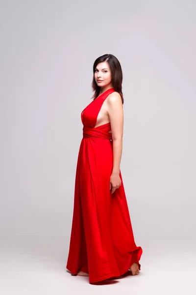 Stüdyoda Kırmızı Elbiseli Güzel Bir Kadın Gri Arka Planda Uzun — Stok fotoğraf