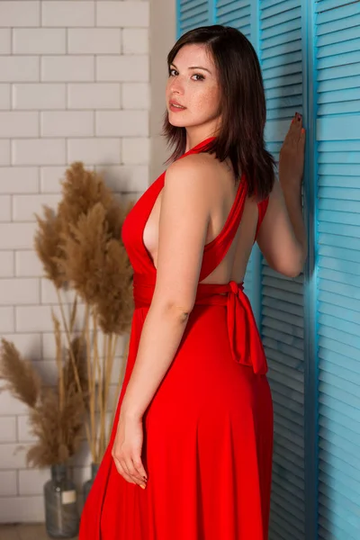 Hermosa Mujer Vestido Rojo Interior Retrato Sensual — Foto de Stock