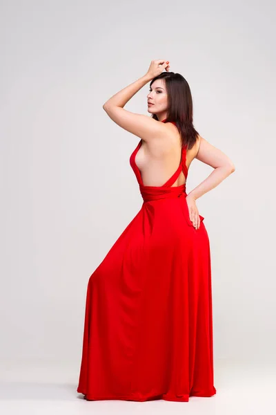 Sexy Vrouw Rode Jurk Studio Grijze Achtergrond Full Length Portret — Stockfoto