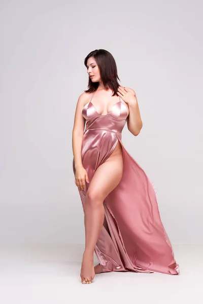 Mulher Sexy Vestido Rosa Com Decote Profundo Estúdio Fundo Cinza — Fotografia de Stock