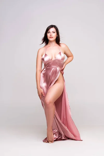 Mulher Sexy Vestido Rosa Com Decote Profundo Estúdio Fundo Cinza — Fotografia de Stock