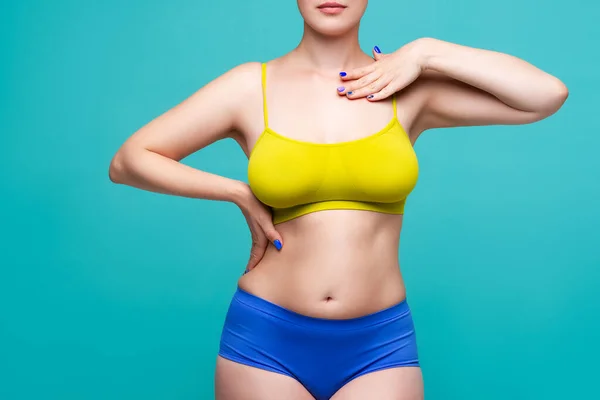 Mooie Sexy Vrouw Gekleurd Ondergoed Blauwe Achtergrond Perfect Vrouwelijk Lichaam — Stockfoto