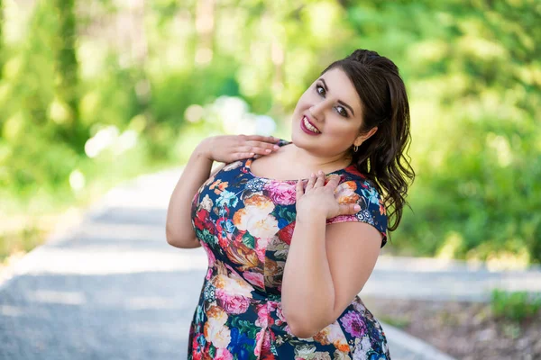 Glückliches Size Mode Modell Floralen Kleid Freien Schöne Dicke Frau — Stockfoto