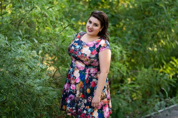 Szczęśliwy Rozmiar Moda Model Kwiatowej Sukience Zewnątrz Piękna Gruba Kobieta — Zdjęcie stockowe