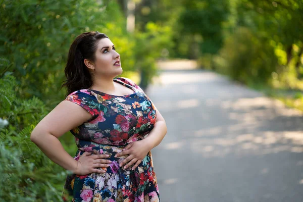 Além Modelo Moda Tamanho Vestido Floral Livre Bela Mulher Gorda — Fotografia de Stock