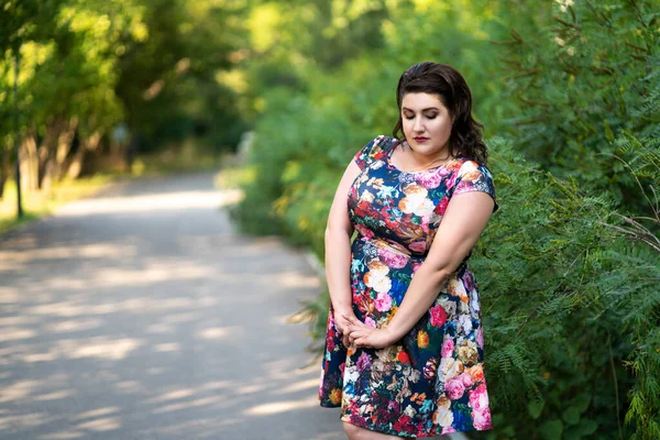 Além Modelo Moda Tamanho Vestido Floral Livre Bela Mulher Gorda — Fotografia de Stock