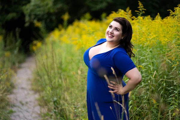 Happy Modèle Mode Taille Robe Bleue Avec Décolleté Profond Extérieur — Photo