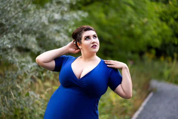 尺寸的时装模特 蓝色连衣裙 外面有很深的领口 有着丰满丰满胸部的漂亮女人 体形正面的概念 — 图库照片