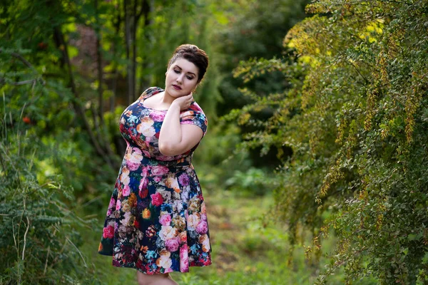 Size Modell Floralen Kleid Freien Schöne Dicke Frau Mit Großen — Stockfoto