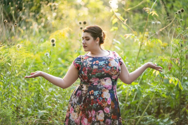 プラスサイズファッションモデルで花のドレス屋外 美しい脂肪女性で大きな胸で自然 ボディ正の概念 — ストック写真