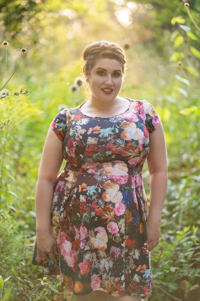プラスサイズファッションモデルで花のドレス屋外 美しい脂肪女性で大きな胸で自然 ボディ正の概念 — ストック写真