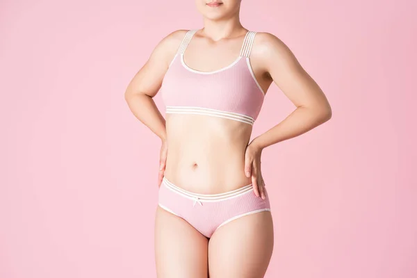 穿着粉色衬裤的瘦女人 身体护理的概念 — 图库照片
