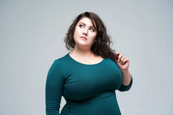 再加上绿色服装的流行模特 灰色工作室背景的胖女人 体形正面的概念 — 图库照片