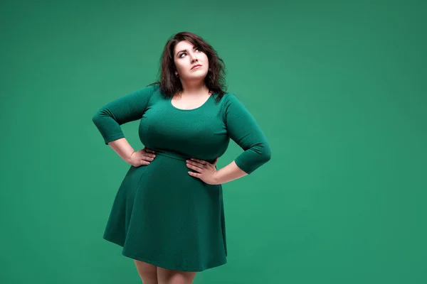 再加上绿色服装的流行模特 绿色工作室背景的胖女人 体形正面的概念 — 图库照片