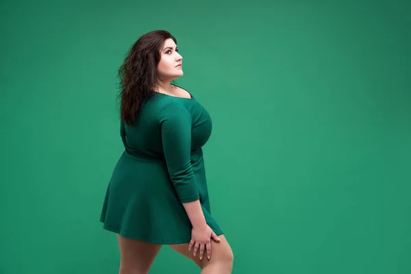 Модель Size Зеленом Платье Толстая Женщина Зеленом Фоне Студии Позитивная — стоковое фото