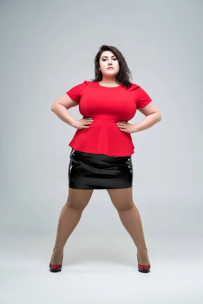 Além Modelo Moda Tamanho Blusa Vermelha Saia Preta Mulher Gorda — Fotografia de Stock