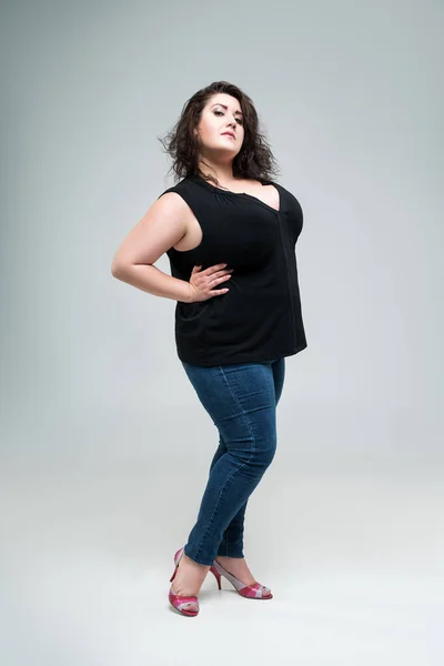 Модель Size Черной Блузке Синих Джинсах Толстая Женщина Студийном Фоне — стоковое фото